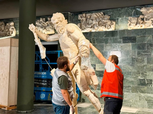 Müzenin taşınma şeklini görenler hayranlık duydu!